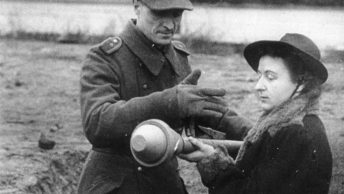 U schyłku wojny panzerfausty oddawano także w ręce cywilów
