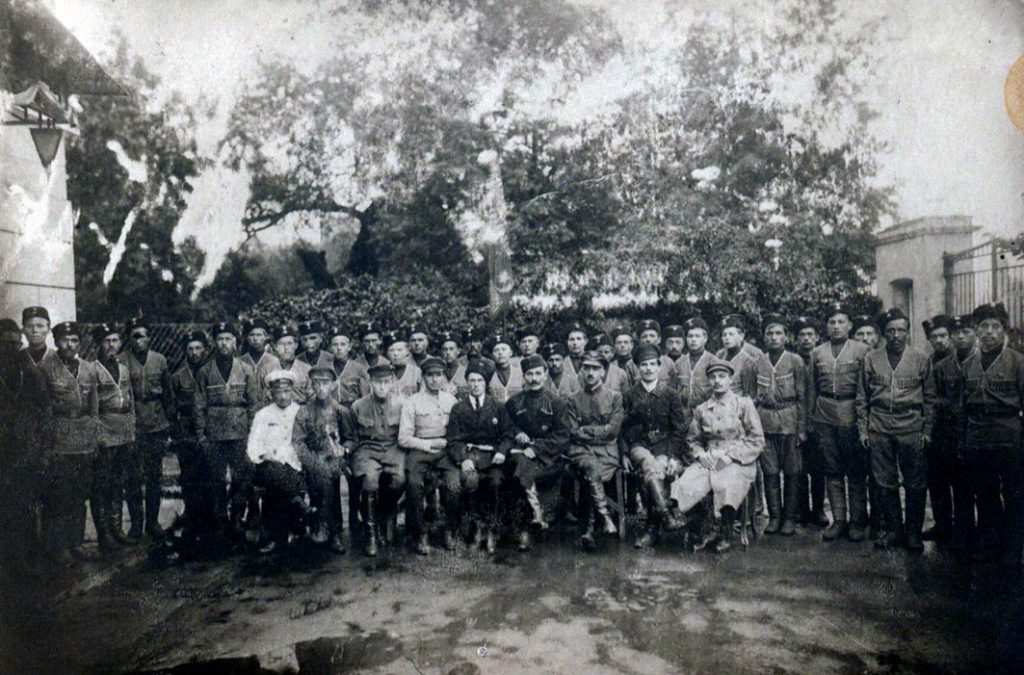 Wachitow wśród członków Centralnego Muzułmańskiego Komitetu Wojskowego. Zdjęcie z 1 sierpnia 1918 roku (domena publiczna).