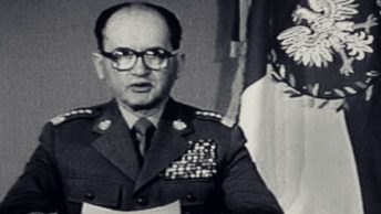 Wojciech Jaruzelski ogłasza wprowadzenie stanu wojennego. 13 grudnia 1981 roku.