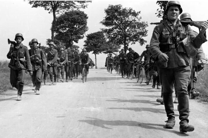 Żołnierze Wehrmachtu podczas inwazji na Francję. Czerwiec 1940 roku (Bundesarchiv/Bauer/CC-BY-SA 3.0).