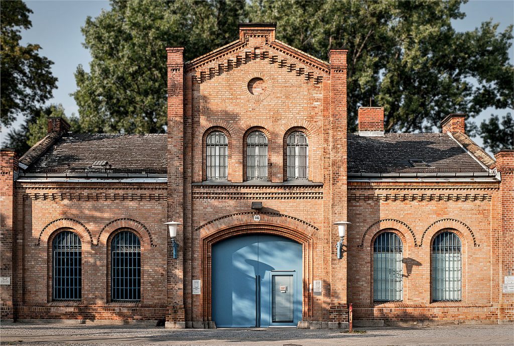 Brama główna więzienia Plötzensee. To na jego dziecińcu zostały ścięte agentki pracujące dla Sosnowskiego (Ahle, Fischer & Co. Bau GmbH/CC BY-SA 3.0).