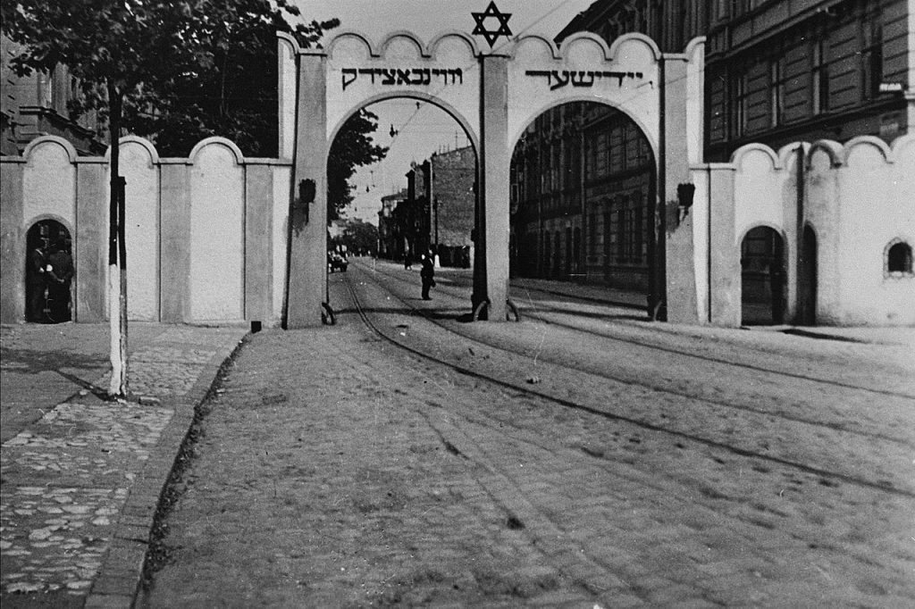 Brama prowadząca do krakowskiego getta (domena publiczna).