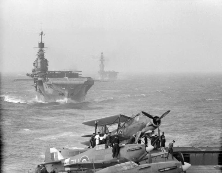 Brytyjskie lotniskowce HMS „Indomitable” oraz HMS „Eagle”. Zdjęcie wykonane z pokładu zdjęcie z HMS „Victorious” (L.C. Priest/domena publiczna).