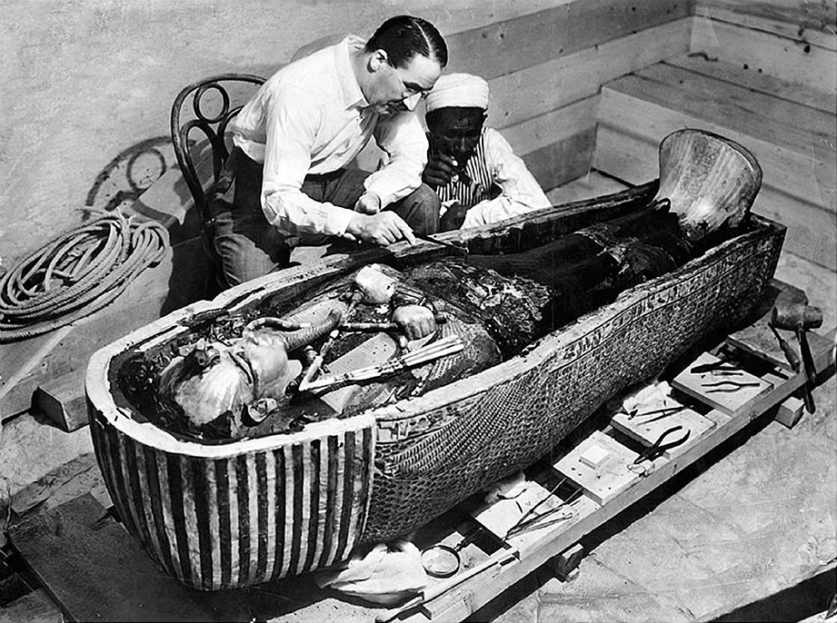 Carter badający sarkofag faraona (domena publiczna).