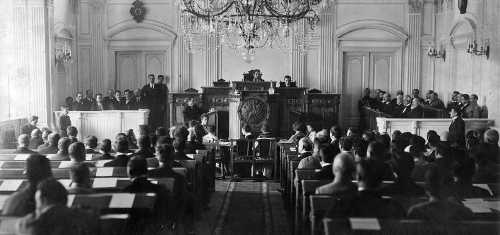 Demokratyczna Republika Gruzji proklamowała niepodległość w maju 1918 roku. Na zdjęciu wykonanym w tym samym roku posiedzenie tamtejszego parlamentu (Boris Kozak/domena publiczna).