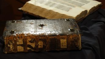 Dwa tomy tak zwanej biblii z Pelpina