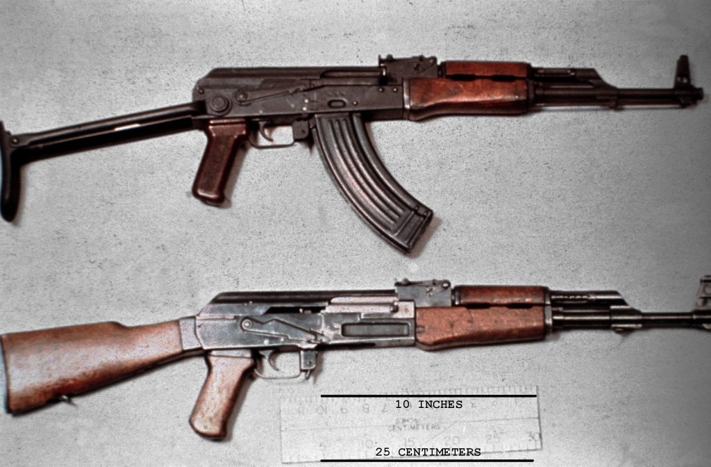 Dwa warianty Kałasznikowa AK-47. Fotografie Armii Stanów Zjednoczonych.