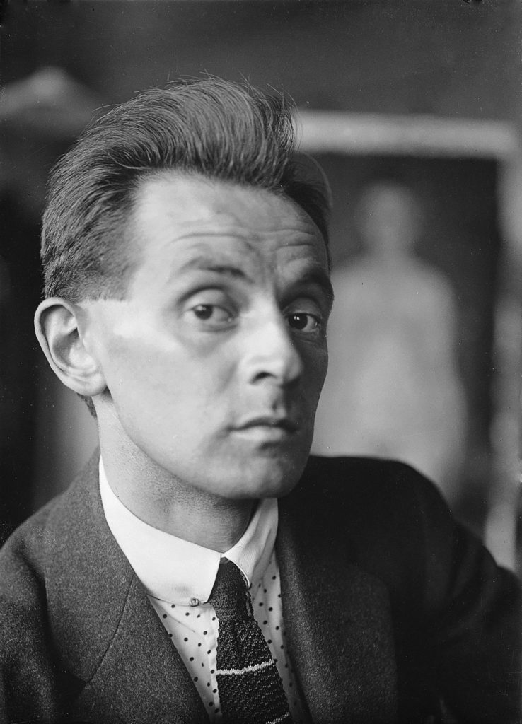 Egon Schiele na zdjęciu z 1918 roku (domena publiczna).