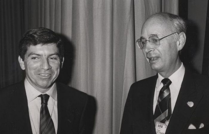 Escobar chciał również zamordować Césara Gavirię. Na zdjęciu (stoi z lewej) wykonanym w 1992 roku już jako prezydent Kolumbii (World Economic Forum/CC BY-SA 2.0).