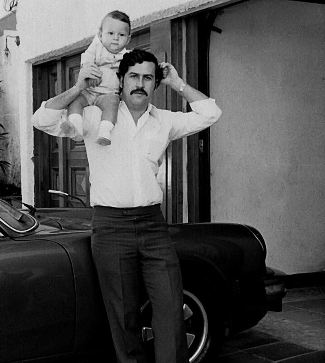 Escobar twierdził, żr dorobił się na handlu rowerami. Tutaj na zdjęciu wykonanym w 1977 roku pozuje z synem (Juan Pablo Escobar/CC BY-SA 4.0).