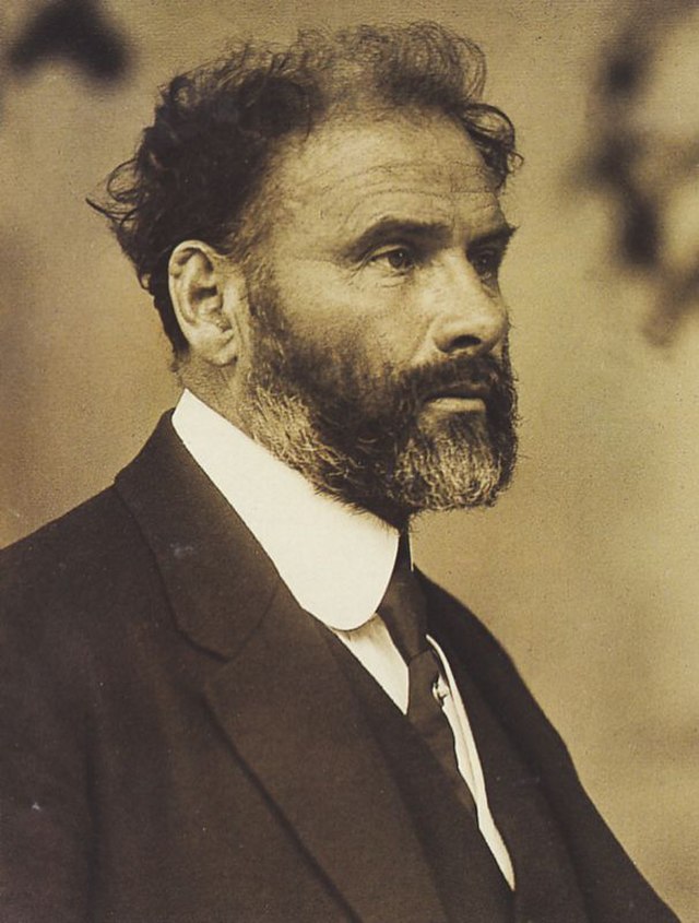 Gustav Klimt. Zdjęcie z 1905 roku (domena publiczna).