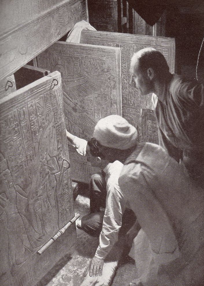 Howard Carter odtwarza moment otwarcia grobowca Tutanhamona. Zdjęcie pozowane z 1924 roku (Harry Burton/domena publiczna).