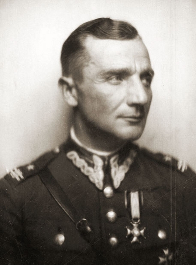 Major Henryk Dobrzański na zdjęciu z okresu międzywojennego (domena publiczna).