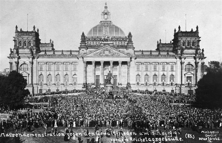 Demonstracja przed Reichstagiem przeciwko warunkom jakie postawiono Niemcom w trakcie konferencji w Paryżu. Maj 1919 (domena publiczna).
