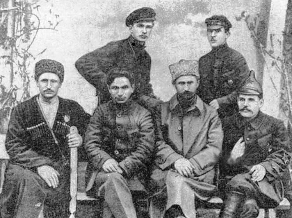 Oficerowie Armii Czerwonej w Batumi. Zdjęcie z 1921 roku (domena publiczna).