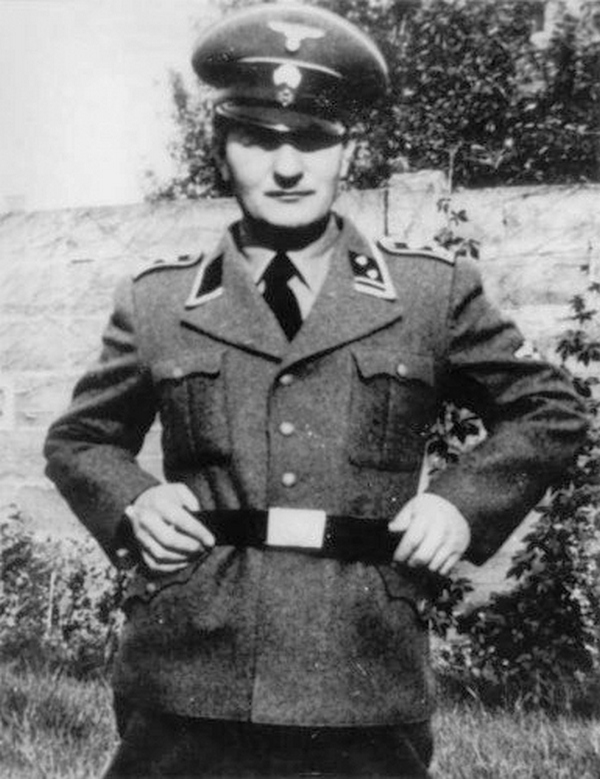 Pieter Menten w mundurze esesmana. Zdjęcie z 1941 roku (domena publiczna).