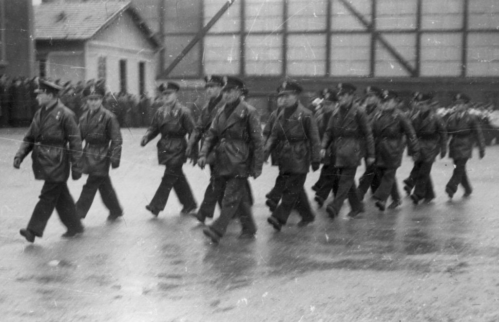 Piloți polonezi într-o fotografie făcută în Franța în martie 1940. Mulți au fost nevoiți să fugă din internarea românilor mai devreme (Czesław Datka / domeniu public).