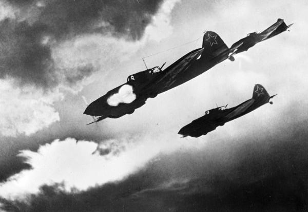Sowieckie samoloty szturmowe podczas bitwy pod Kurkiem (RIA Novosti archive/Fiodor Lewszin/CC-BY-SA 3.0).