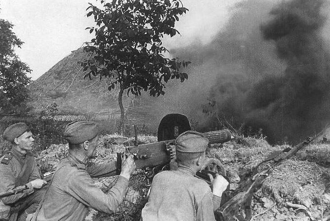Sowieckie stanowisko karabinu maszynowego podczas bitwy pod Kurskiem (domena publiczna).