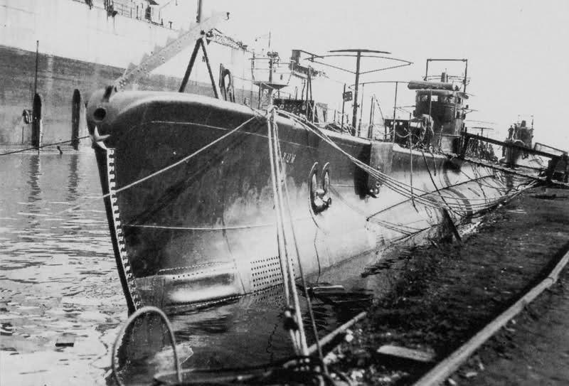 Włoski okręt podwodny Axum (domena publiczna).