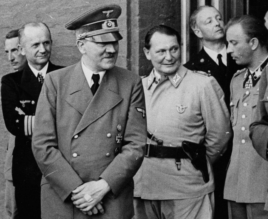 Zdradę Himmlera życiem przypłacił jego łącznik w bunkrze Hitlera SS-Gruppenführer Hermann Fegelein. Na zdjęciu stoi bokiem pierwszy z prawej (domena publiczna).
