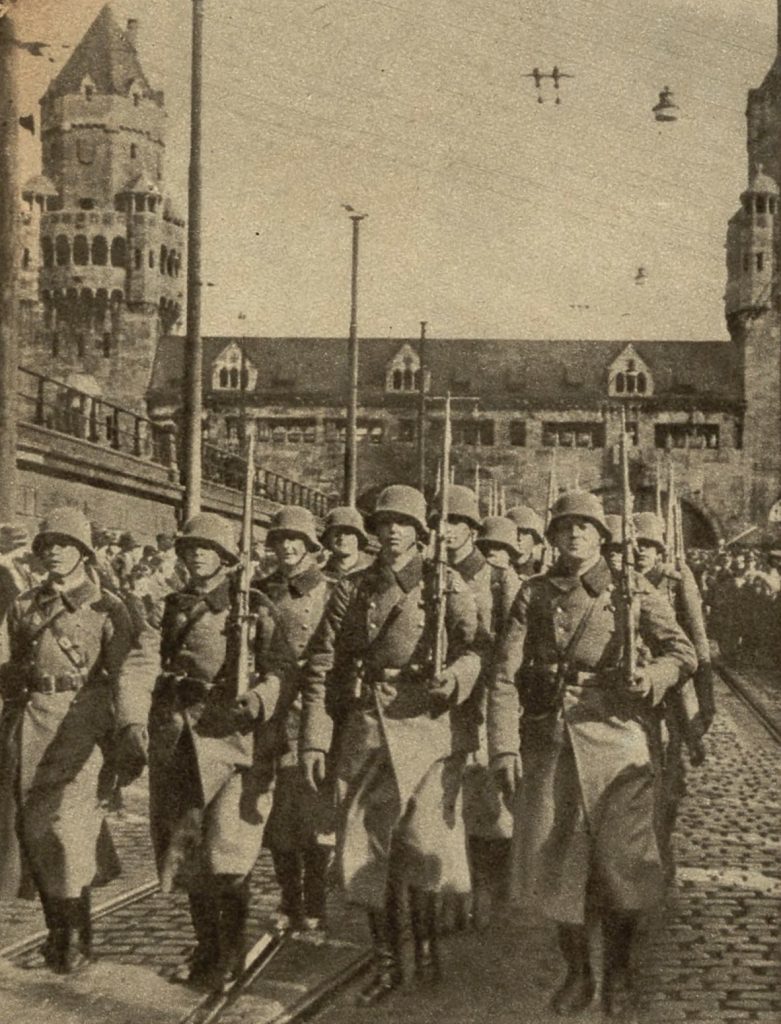 Żołnierze Wehrmachtu przekraczając most na Renie w Kolonii. 7 marca 1937 roku (domena publiczna).