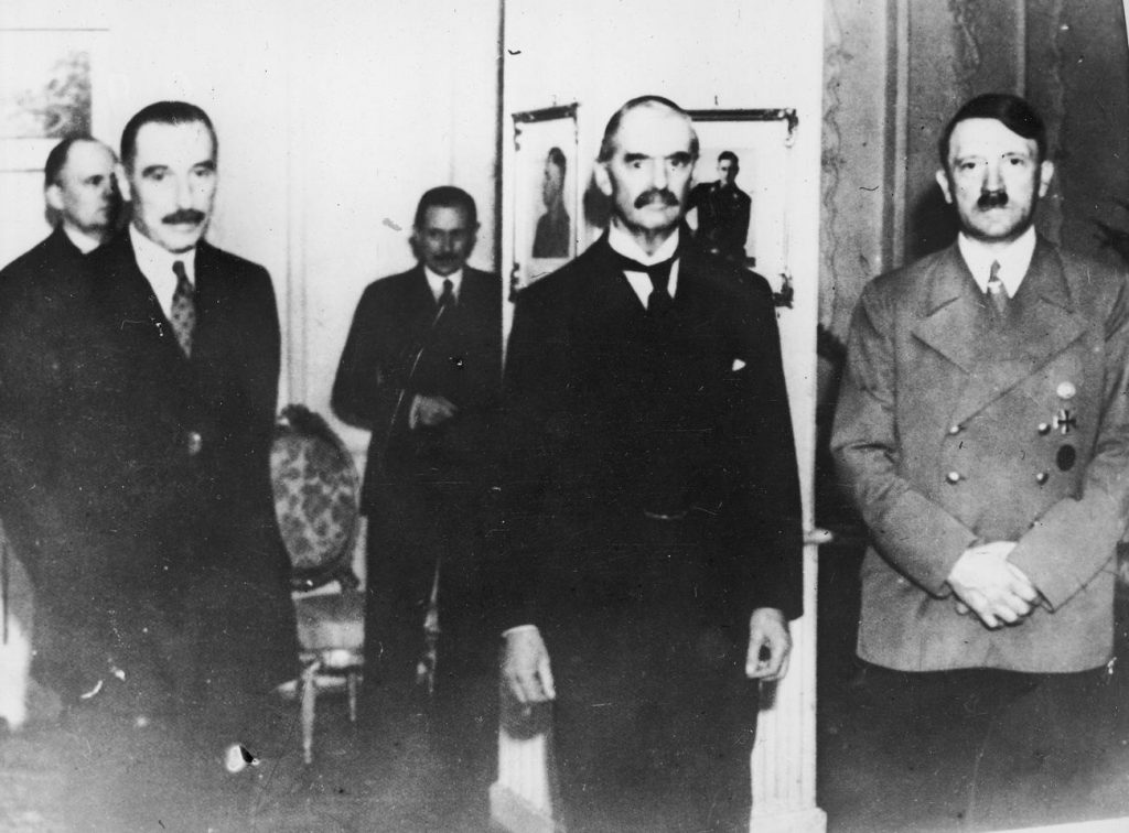 Ambasador Wielkiej Brytanii w Berlinie Nevile Henderson, premier Neville Chamberlain oraz Adolf Hitler na zdjęciu wykonanym we wrześniu 1938 roku (domena publiczna).