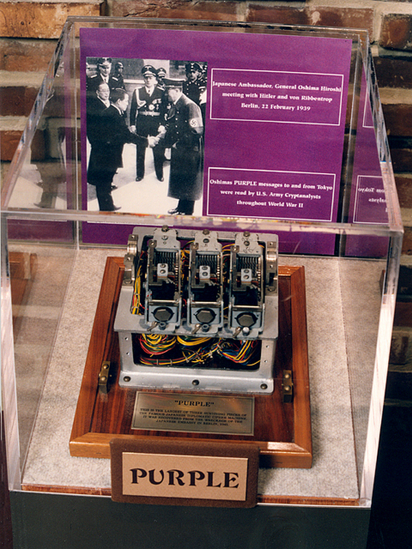 Fragment maszyny szyfrującej Purple przechowywany w japońskiej ambasadzie w Berlinie (domena publiczna).