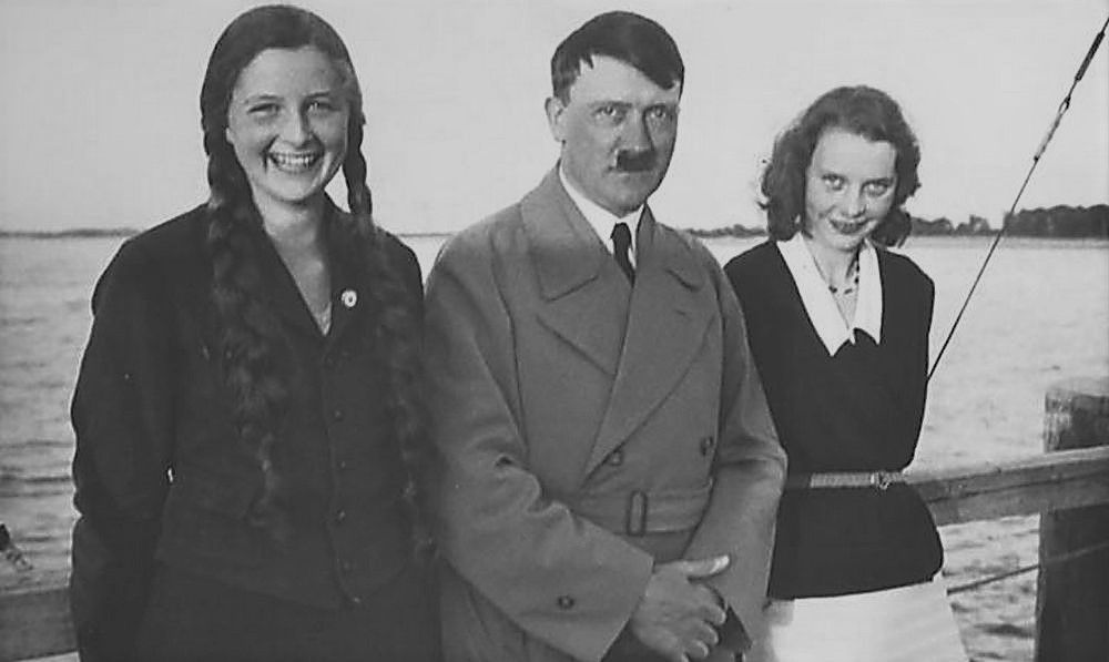 Geli Raubal (po lewej lewej) oraz jej siostra Elfriede w towarzystwie Hitlera (domena publiczna).