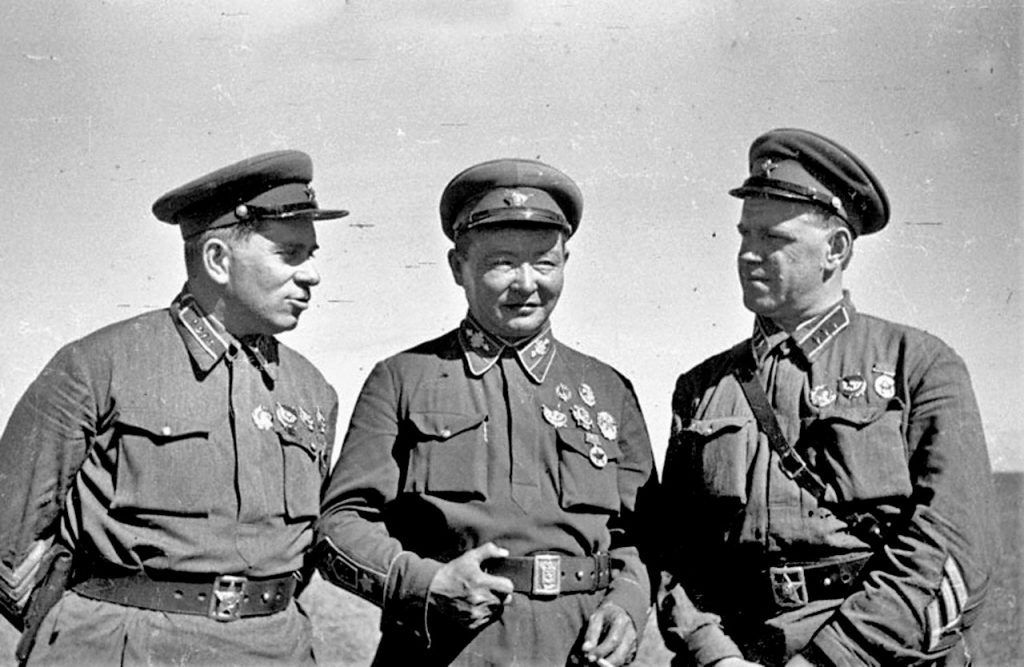 Grigorij Sztern, Chorlogijn Czojbalsan i Gieorgij Żukow na stanowisku dowodzenia podczas bitwy nad Chalchyn gol (domena publiczna).