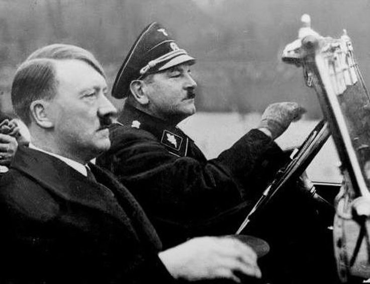 Hitler i jego osobisty kierowca Juliusz Schreck (domena publiczna).