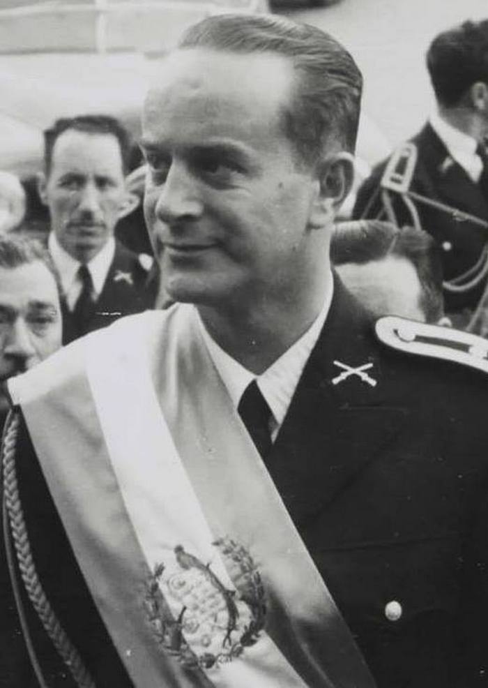 Jacobo Árbenz Guzmán na zdjęciu wykonanym w 1951 roku (domena publiczna).