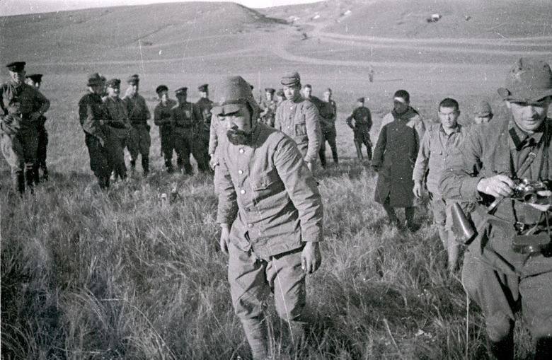 Japońscy żołnierze wzięci do niewoli nad Chalchyn gol (domena publiczna).