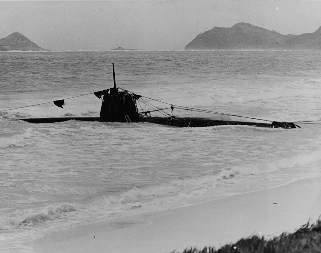 Japoński miniaturowy okręt HA-19, porzucony na plaży wyspy Oahu (domena publiczna).