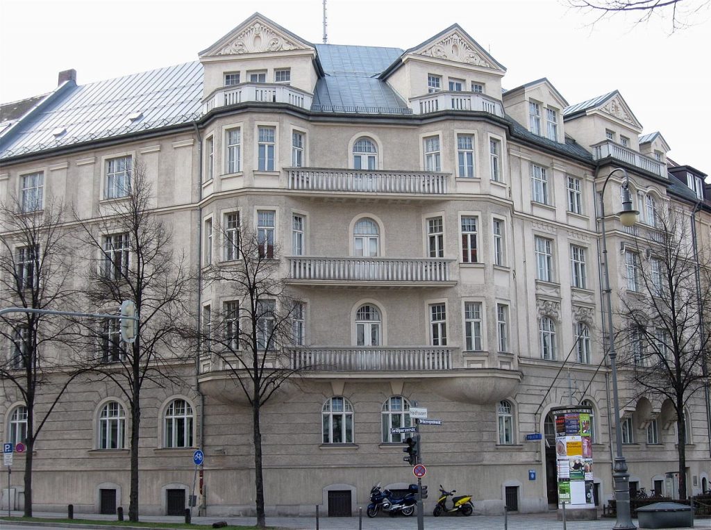 Kamienica przy ulicy Prinzregentenplatz 16, w której Hitler wynajmował swój monachijski apartament (Rufus46/CC BY-SA 3.0).