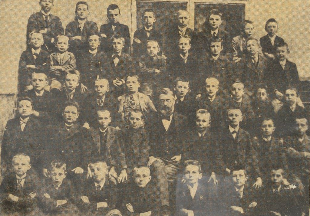 Kolejne zdjęcie klasowe młodego Hitlera (pierwszy od prawej w ostanim rzędzie). Tym razem wykonane w roku szkolnym 1900/1901 (domena publiczna).