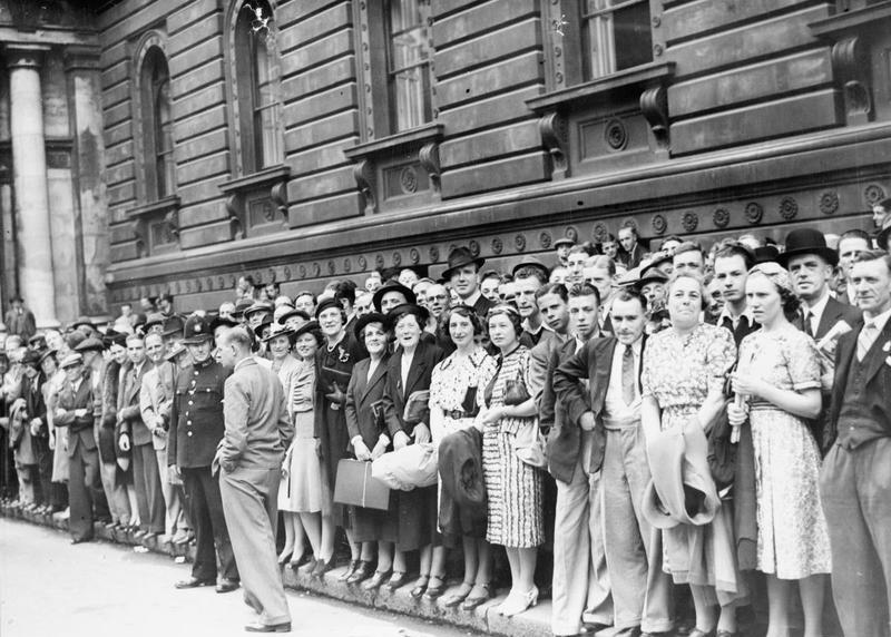 Londyńczycy zgromadzeni przed siedzibą premiera Wielkiej Brytani przy Downing Street 10. Zdjęcie wykonane 1 września 1939 roku (domena publiczna).