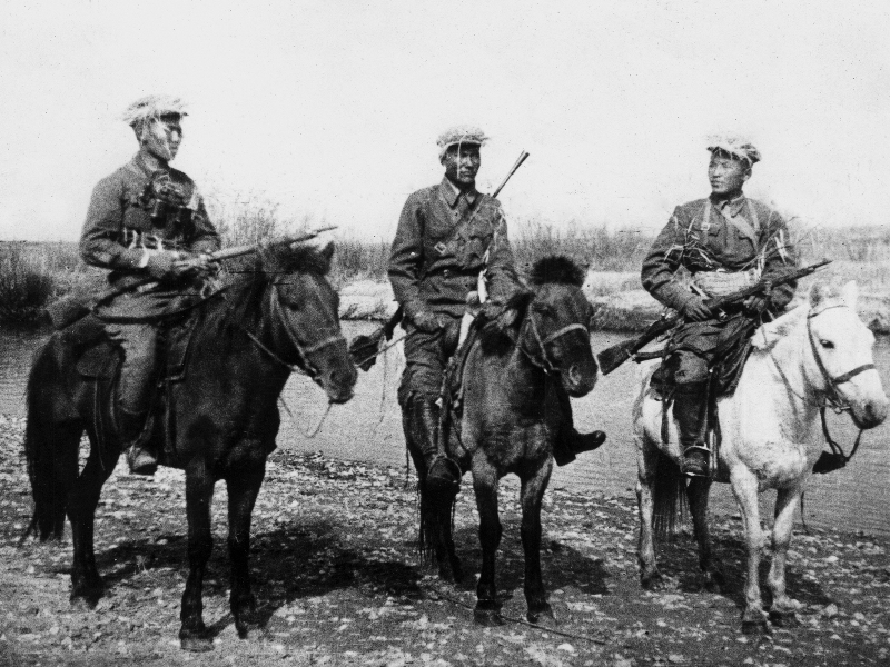 Mongolscy kawalerzyści nad Chalchyn gol. Zdjęcie wykonane w 1939 roku (domena publiczna).