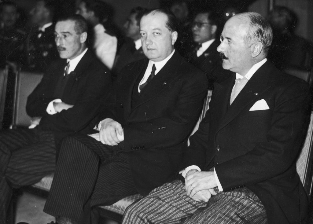 Polski ambasador w Berlinie Józef Lipski (siedzi w środku). na zdjęciu wykonanym w 1938 roku (domena publiczna).