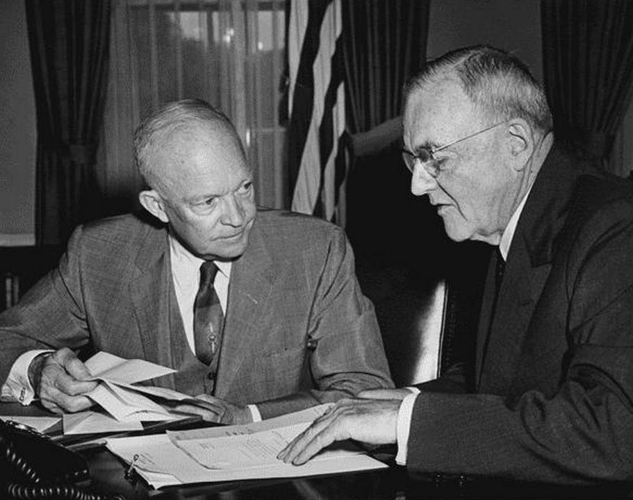 Prezydent Dwight D. Eisenhower (z lewej) oraz sekretarz stanu John Foster Dulles (domena publiczna).