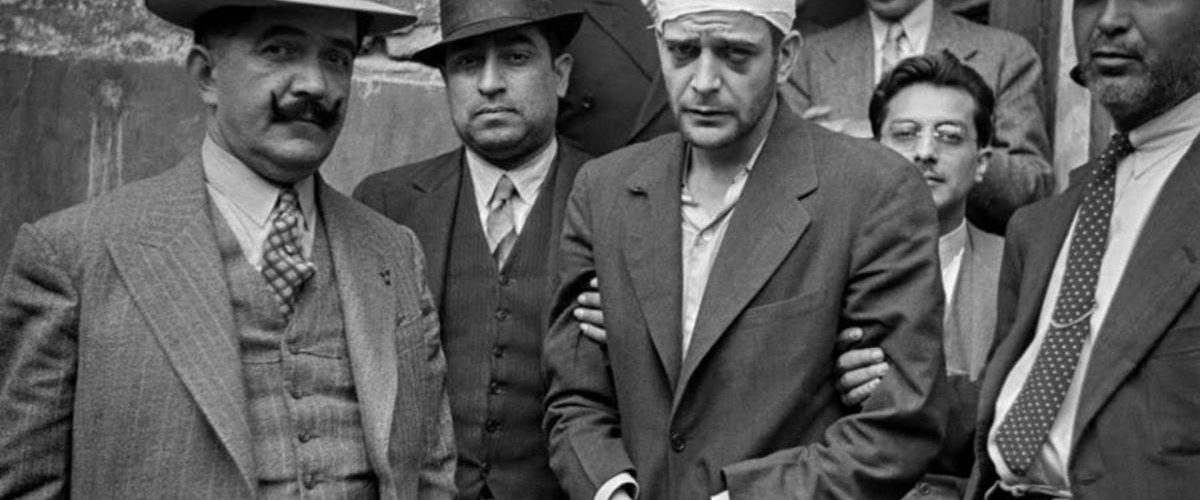 Ramón Mercader w rękach meksykańskiej policji. Fotografia z 1940 roku.