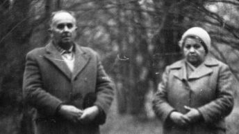 Rodzice Jana Kuriaty na miejscu wioski Rudnia