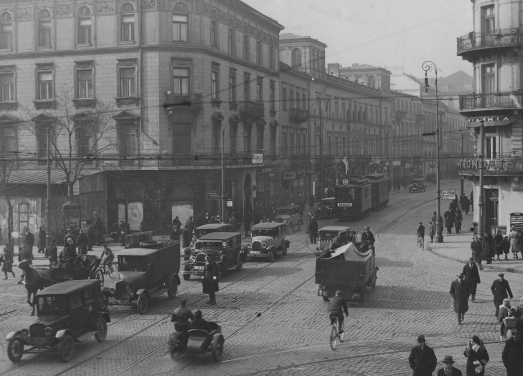Skrzyżowanie ulicy Nowy Świat z Alejami Jerozolimskim. Zdjęcie z pierwszej połowy lat 30. XX wieku (domena publiczna).