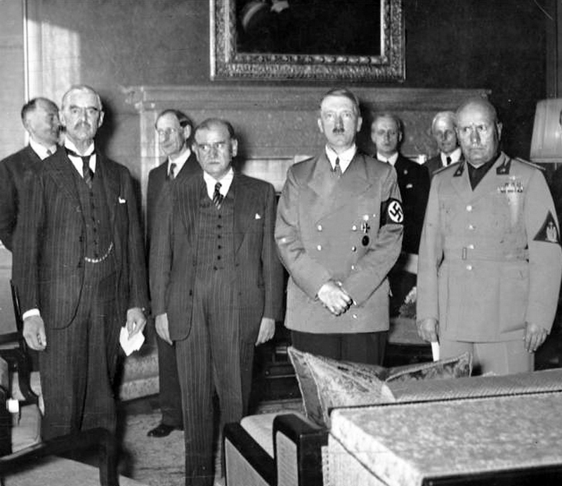Sygnatariusze układu monachijskiego. Pierwszy od lewej Neville Chamberlain, dalej Édouard Daladier, Adolf Hitler i Benito Mussolini (Bundesarchiv//CC-BY-SA 3.0).