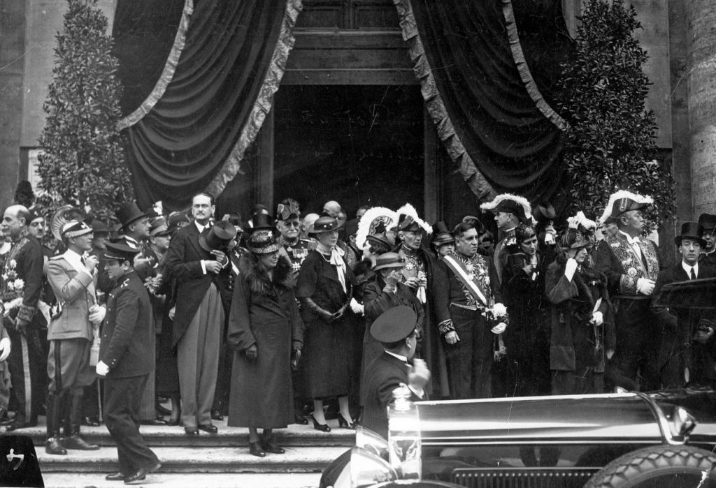Uczestnicy uroczystości żałobnych ku czci Piłsudskiego w Rzymie opuszczają kościół św. Ignacego (domena publiczna).