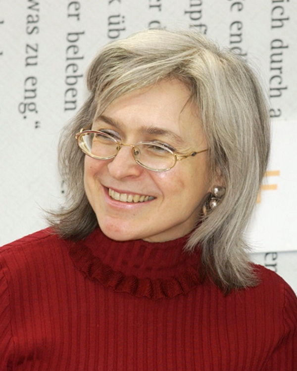 Anna Politkowska na zdjęciu wykonanym w w 2005 roku (Blaues Sofa/CC BY 2.0).