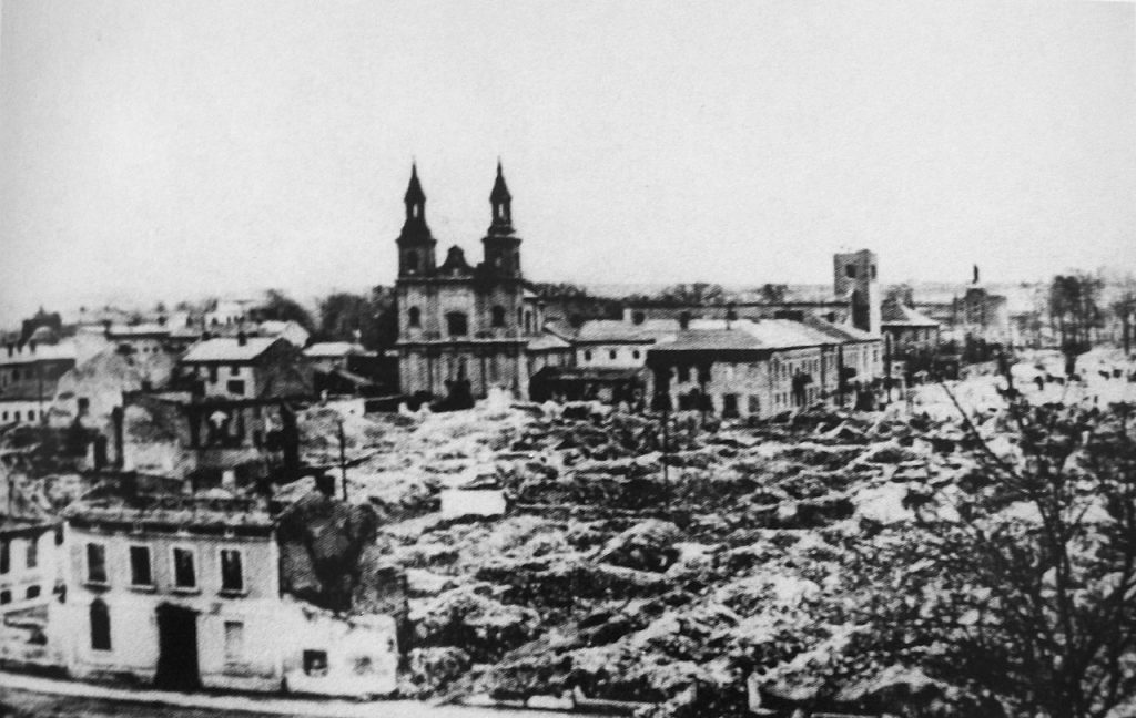 Centrum Wielunia po bombardowaniu z 1 września (domena publiczna).