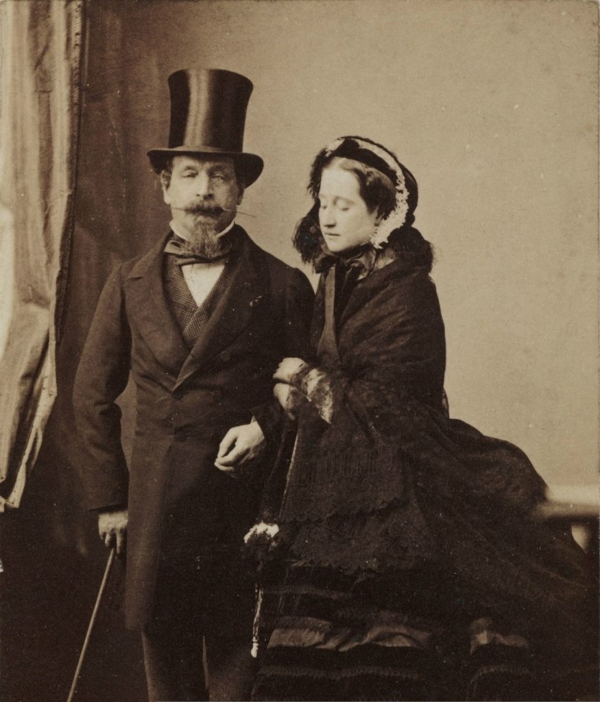 Cesarz Francuzów Napoleon III z żoną Eugenią. Zdjęcie wykonane w 1865 roku (domena publiczna).