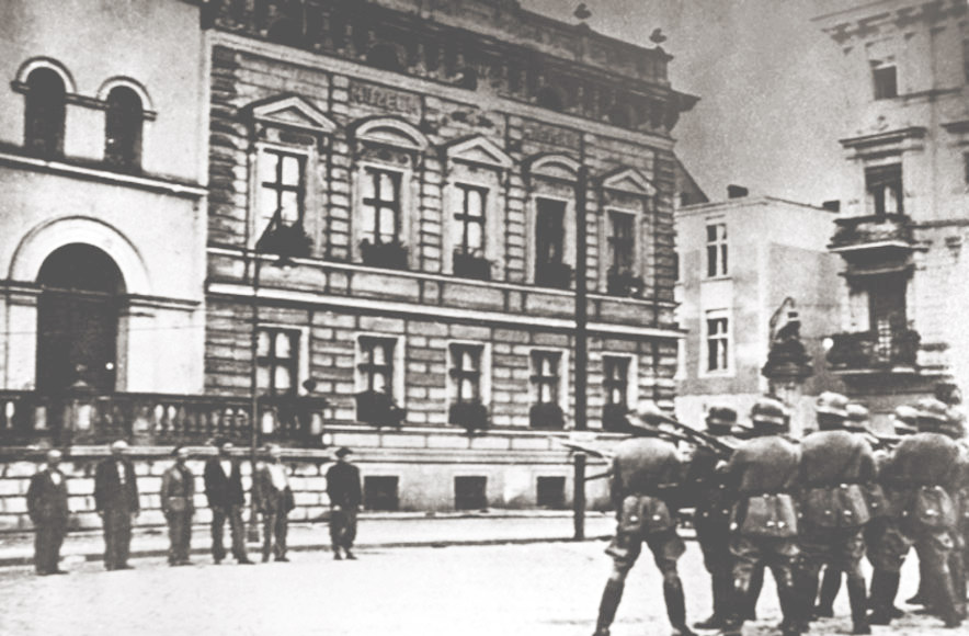 Egzekucja polskich mieszkanców Bydgoszczy. Zdjęcie wykonane 9 września 1939 roku (domena publiczna).