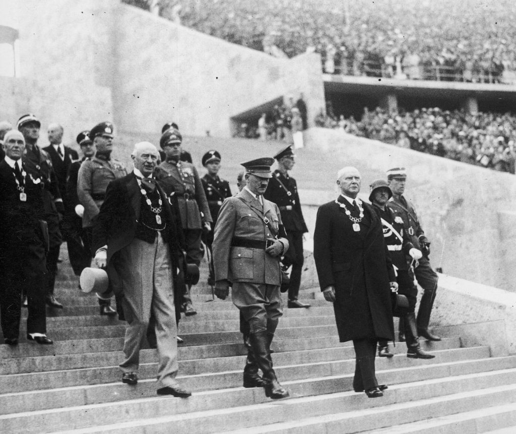 Hitler wchodzący na station olimpijski w dniu otwarcia igrzysk (domena publiczna).